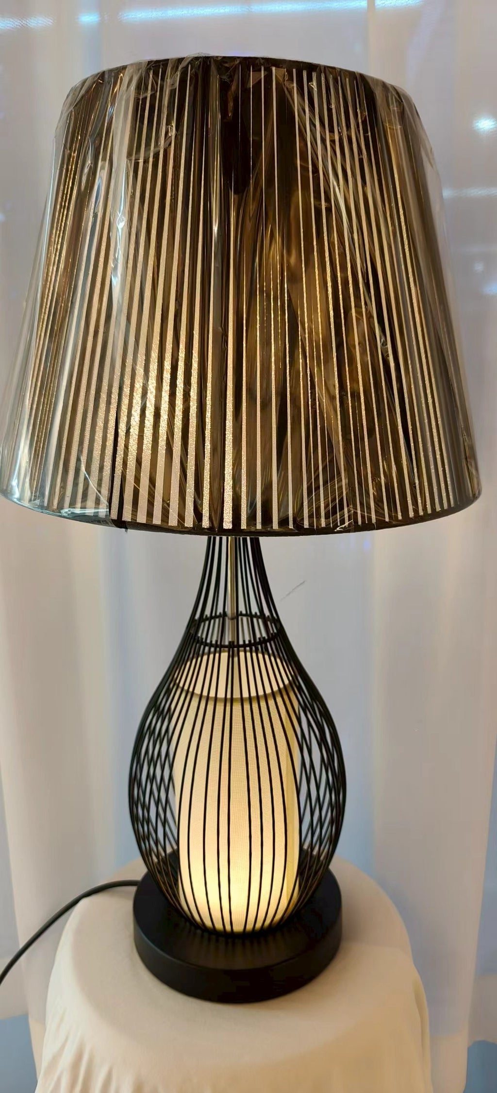 Modern Cage Table Lamp – Sculptural Wire Base