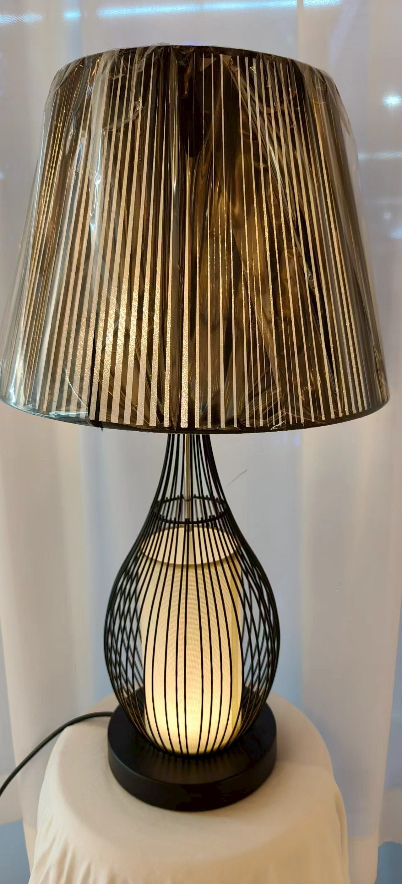 Modern Cage Table Lamp – Sculptural Wire Base